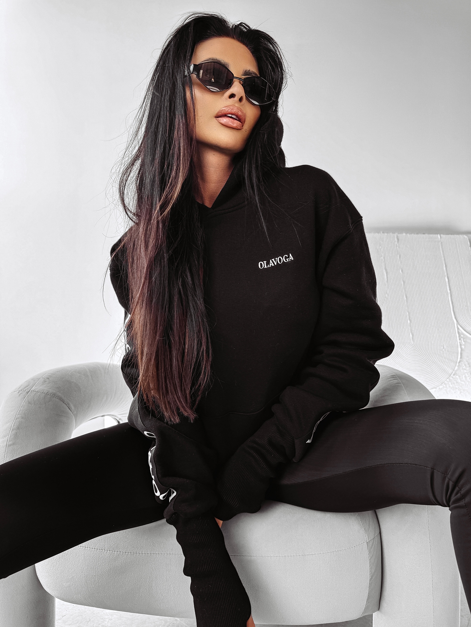 Bluza damska z kapturem CARRINE OLAVOGA czarna