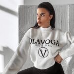 Sweter logowany STINE OLAVOGA ecru