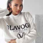 Sweter logowany STINE OLAVOGA ecru