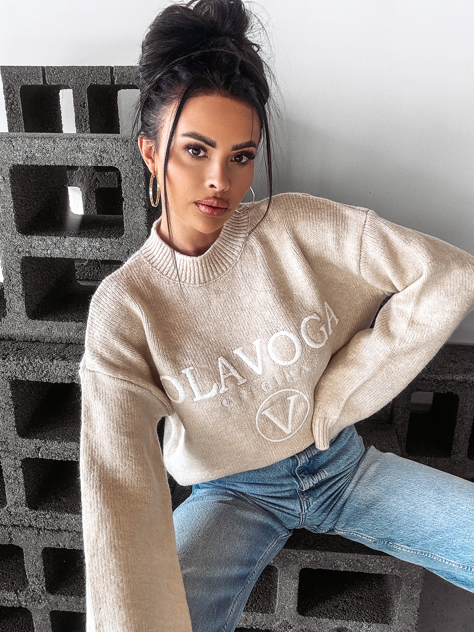 Sweter logowany STINE OLAVOGA beżowy