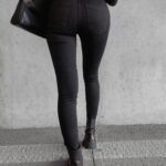 Spodnie dopasowane z ćwiekami ROSE OLAVOGA czarne