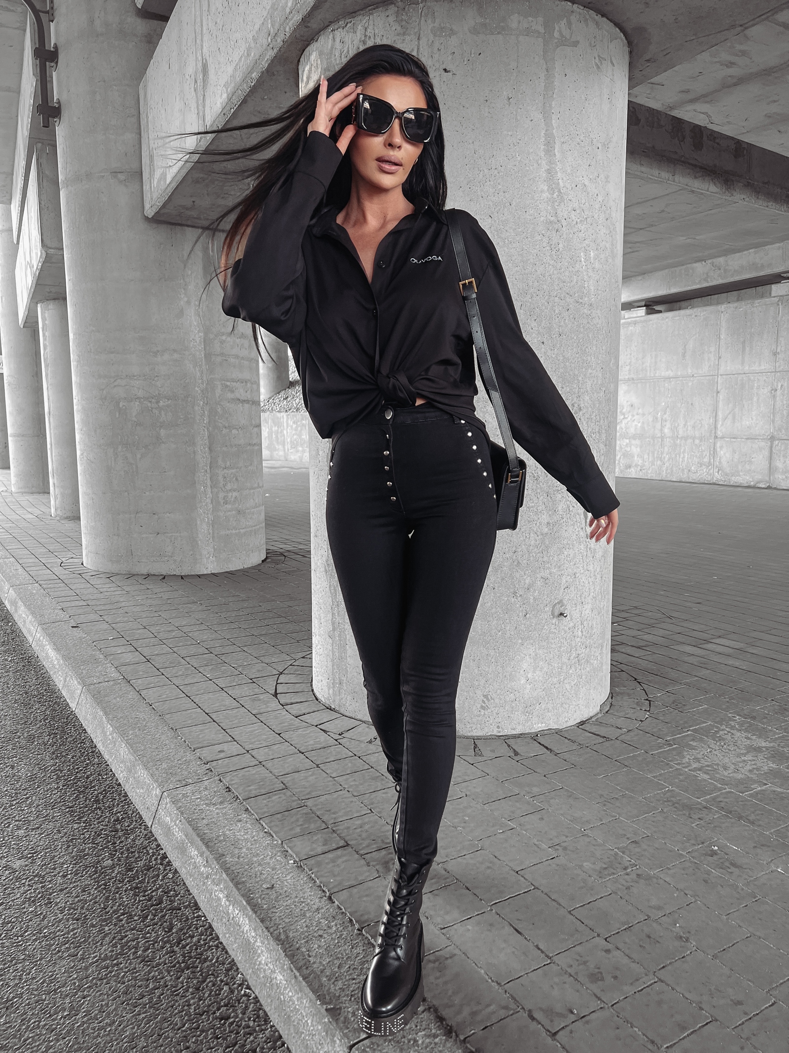 Spodnie dopasowane z ćwiekami ROSE OLAVOGA czarne