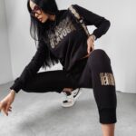 Bluza kangurka z nadrukiem Kiki Ola Voga czarna