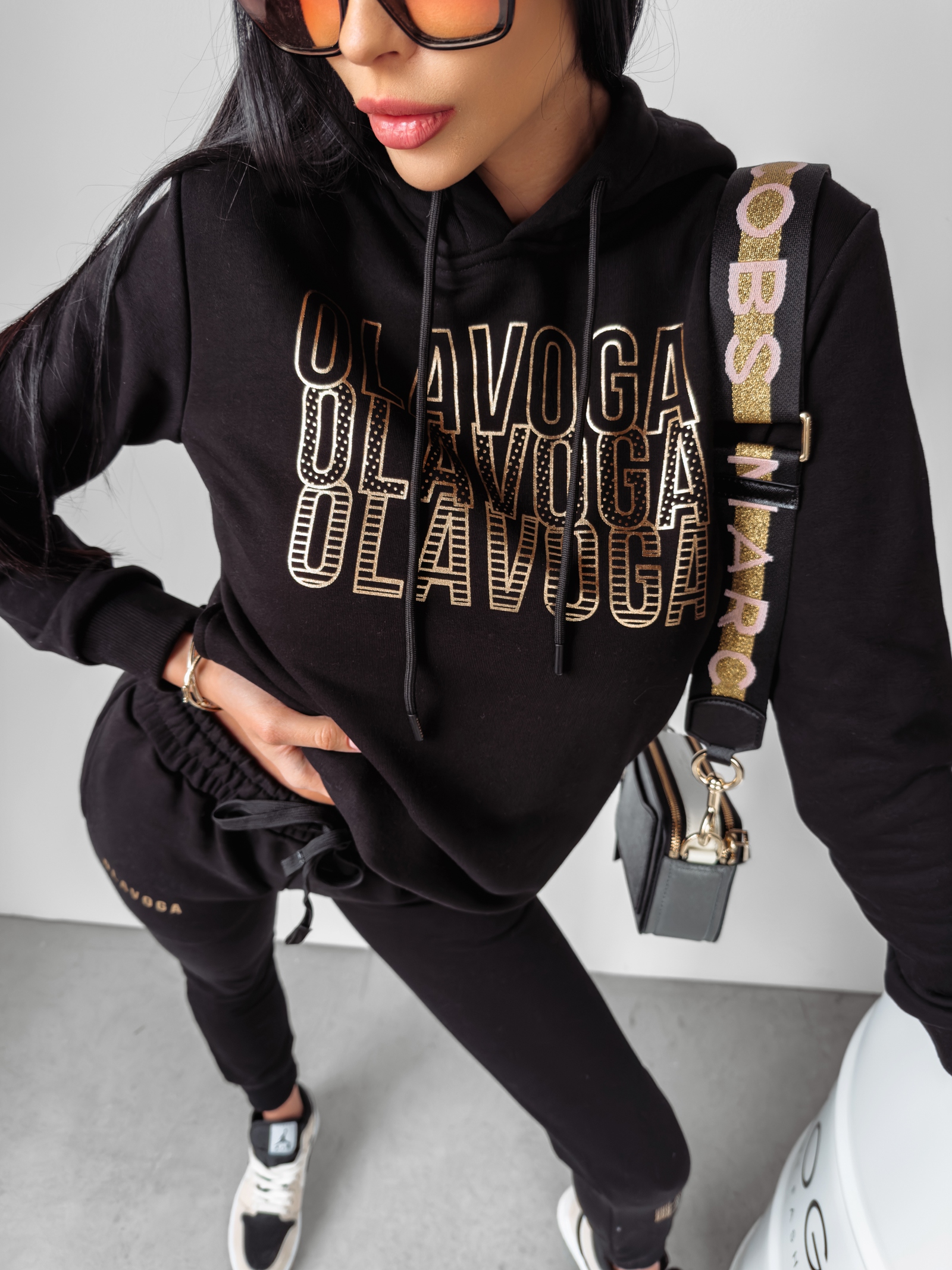 Bluza kangurka z nadrukiem Kiki Ola Voga czarna