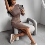 Sukienka dzianinowa modelująca Nali Ola Voga brązowa