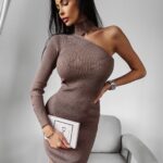 Sukienka dzianinowa modelująca Nali Ola Voga brązowa