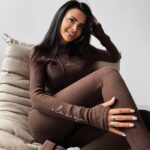 Komplet prążkowany CHARLI OLAVOGA brązowy