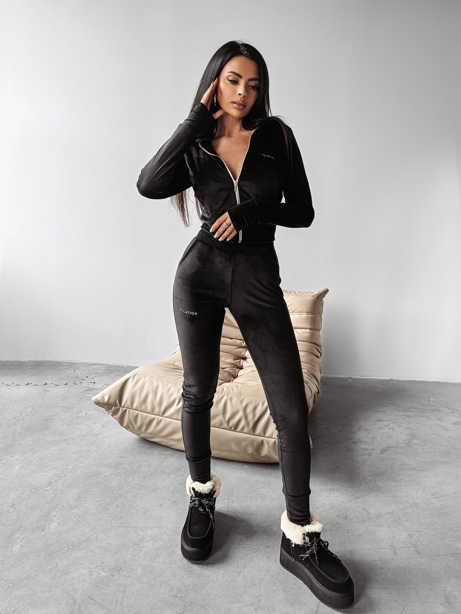 Komplet welurowy OREGON OLAVOGA czarny Komplet welurowy OREGON OLAVOGA czarny