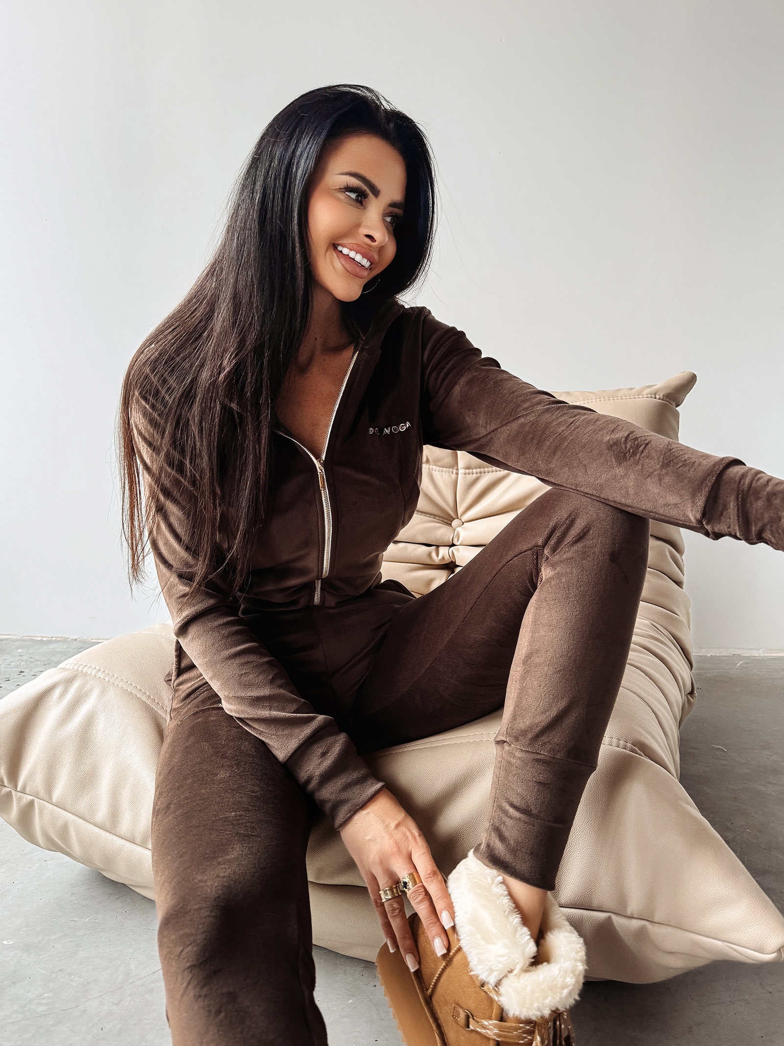 Komplet welurowy OREGON OLAVOGA brązowy Komplet welurowy OREGON OLAVOGA brązowy