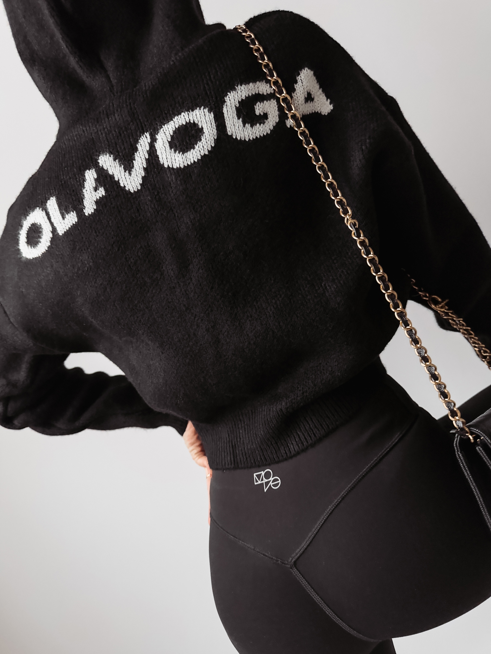 Sweter z kapturem Violet Ola Voga czarny