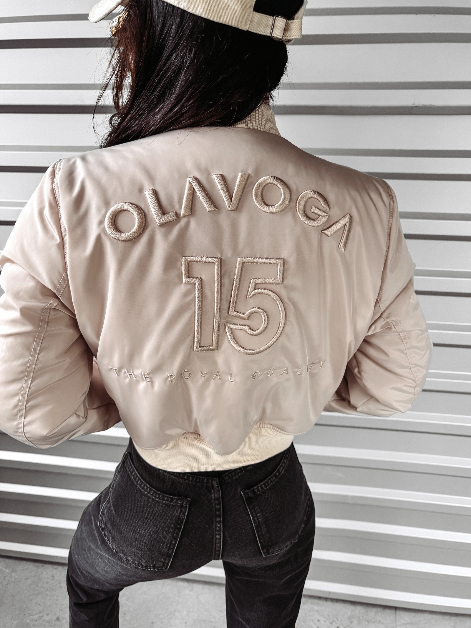 Kurtka damska logowana BOMBER OLAVOGA beżowa Kurtka damska logowana BOMBER OLAVOGA beżowa