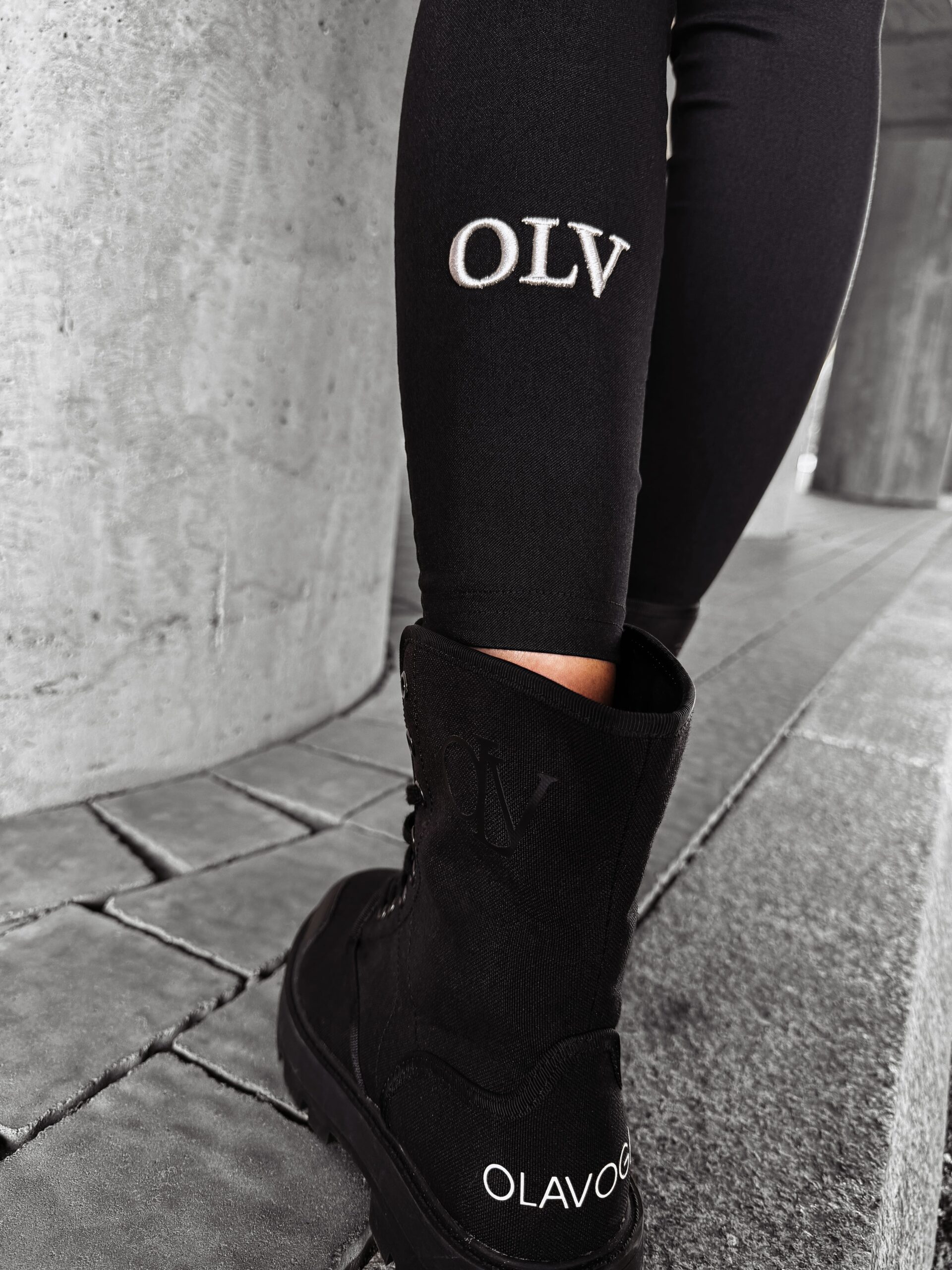 PRZEDSPRZEDAŻ Legginsy modelujące dopasowane MUCHMORE OLAVOGA czarne