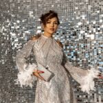 Sukienka cekinowa z piórami Slov srebrna