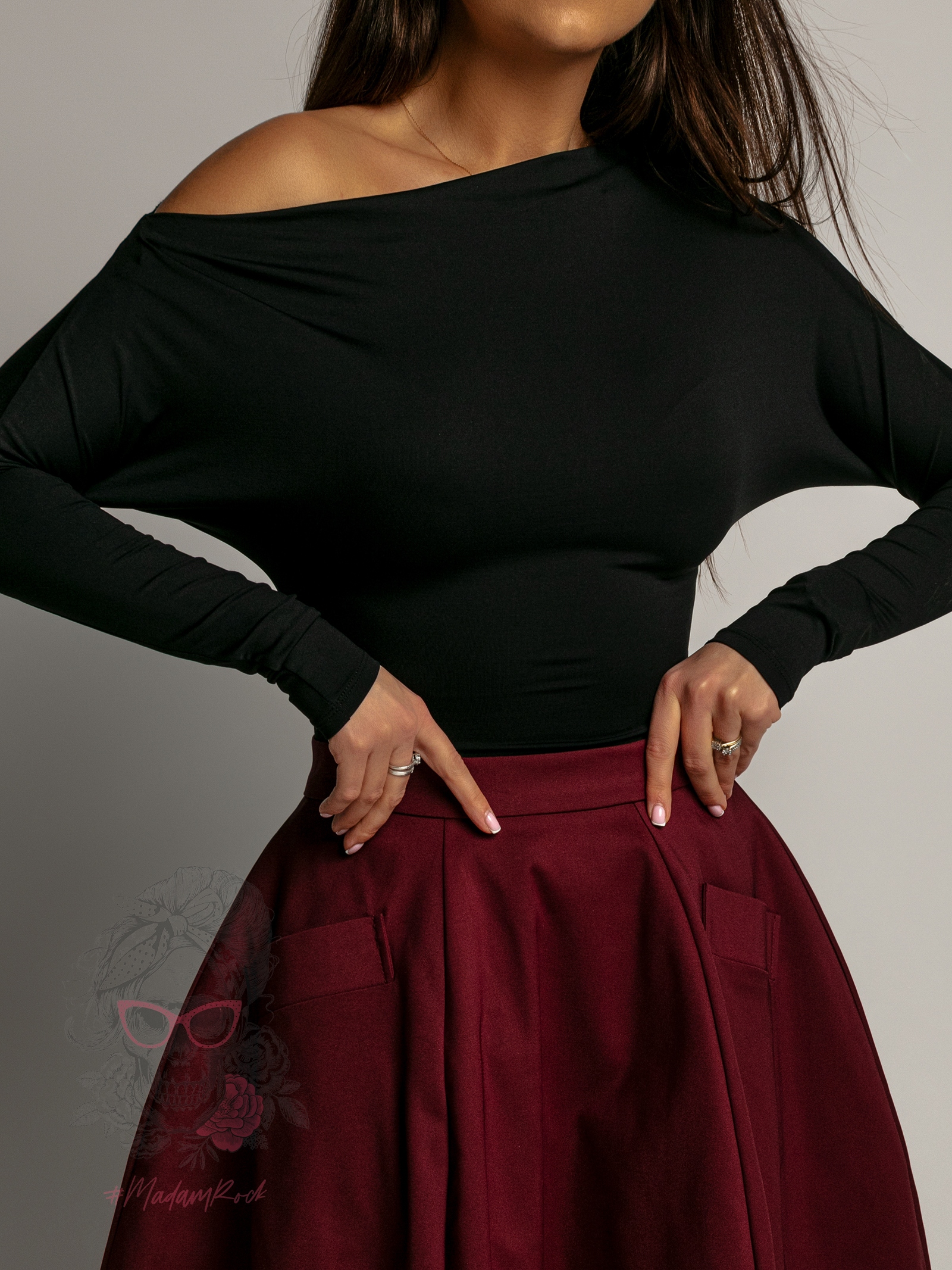 Bluzka z lejącym dekoltem Litsa czarna Bluzka z lejącym dekoltem Litsa czarna