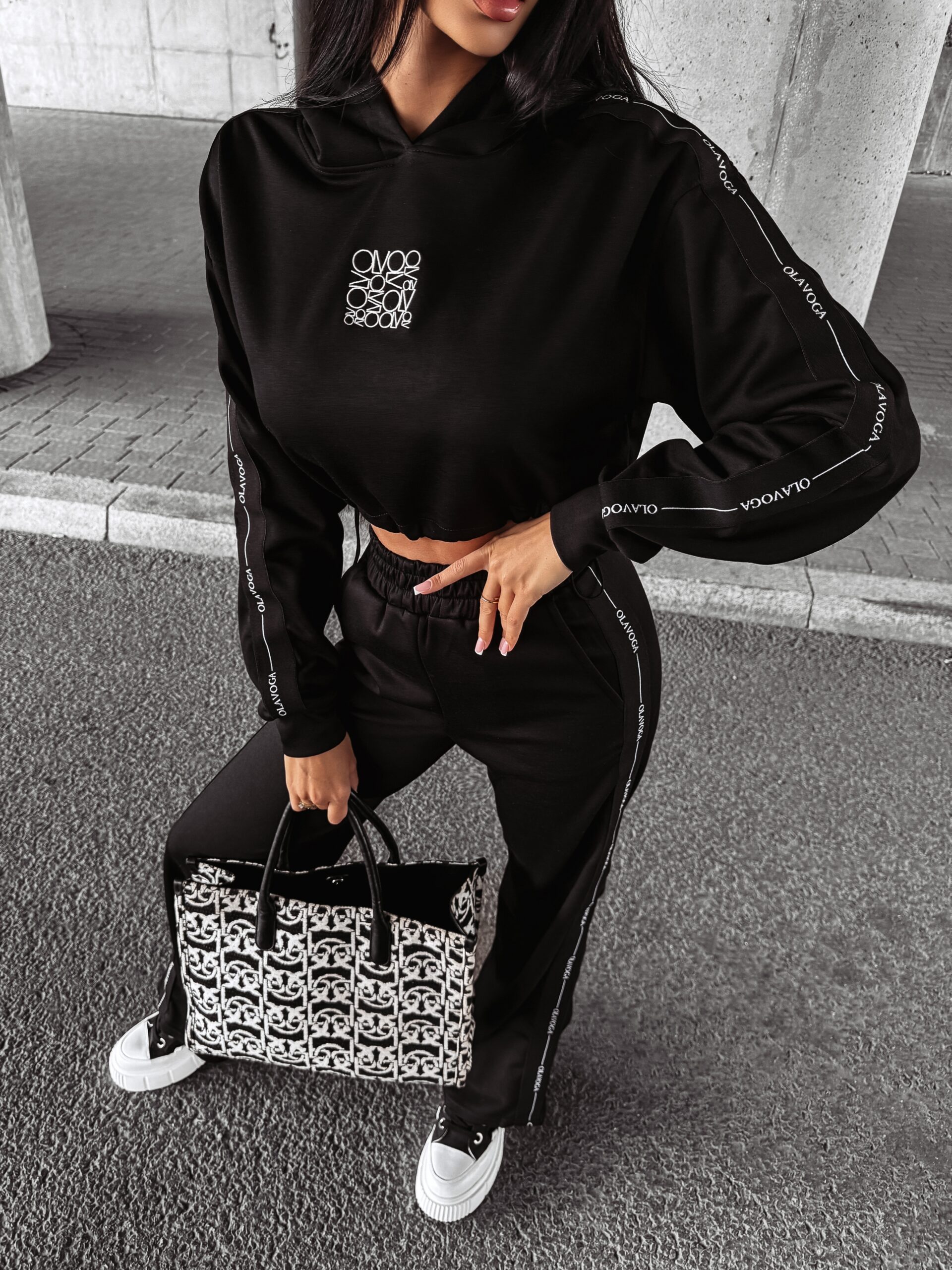 Dres damski z lampasem SHUMM OLAVOGA czarny Dres damski z lampasem SHUMM OLAVOGA czarny