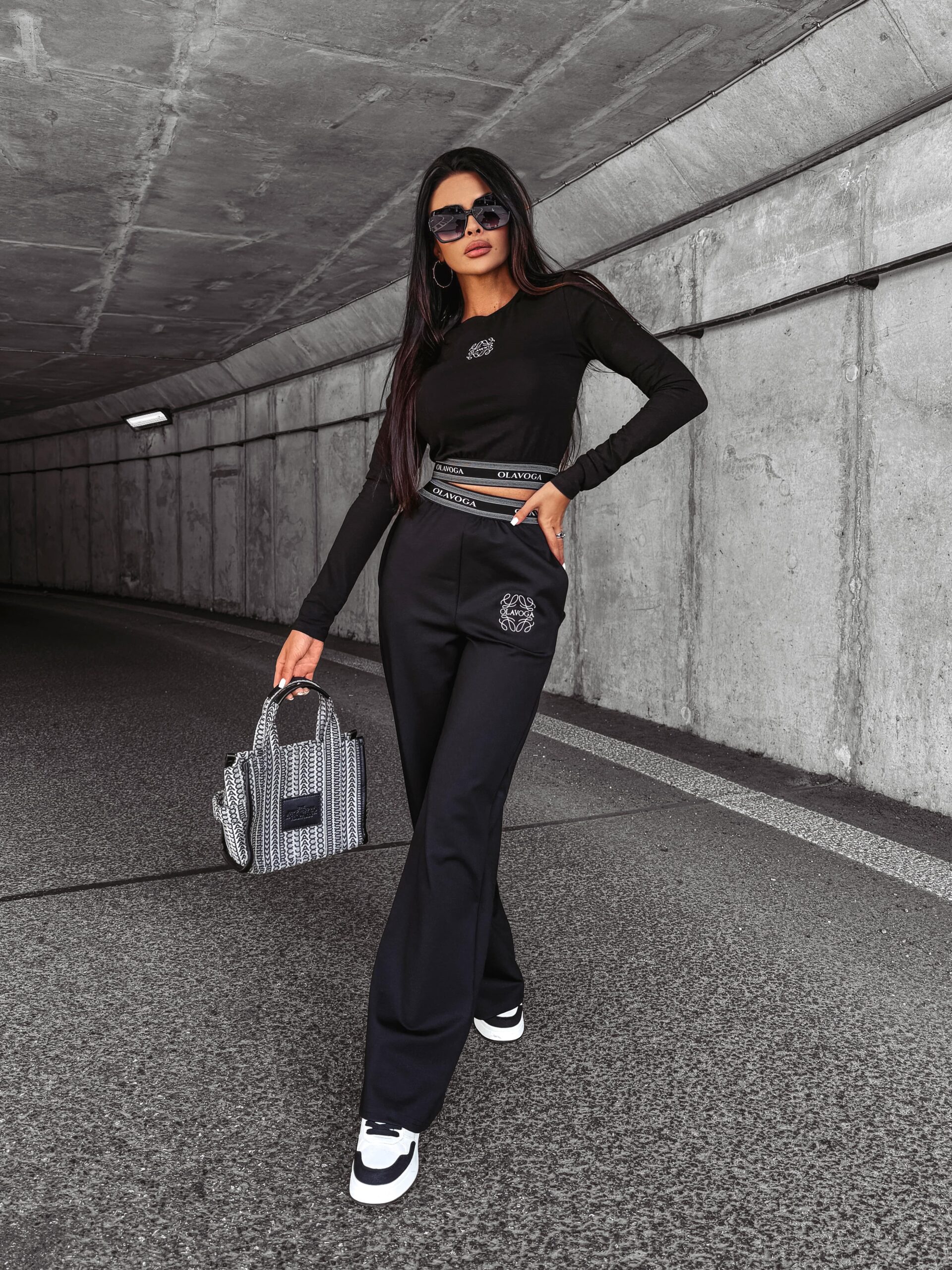 Bluzka dopasowana DOLLY OLAVOGA czarny