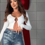 Bluzka prążkowana z wycięciem Dexera biała