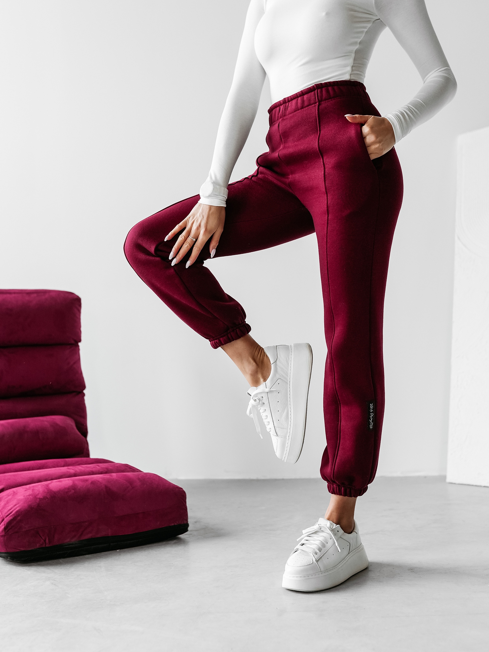 Spodnie sportowe TELO OLAVOGA bordowe