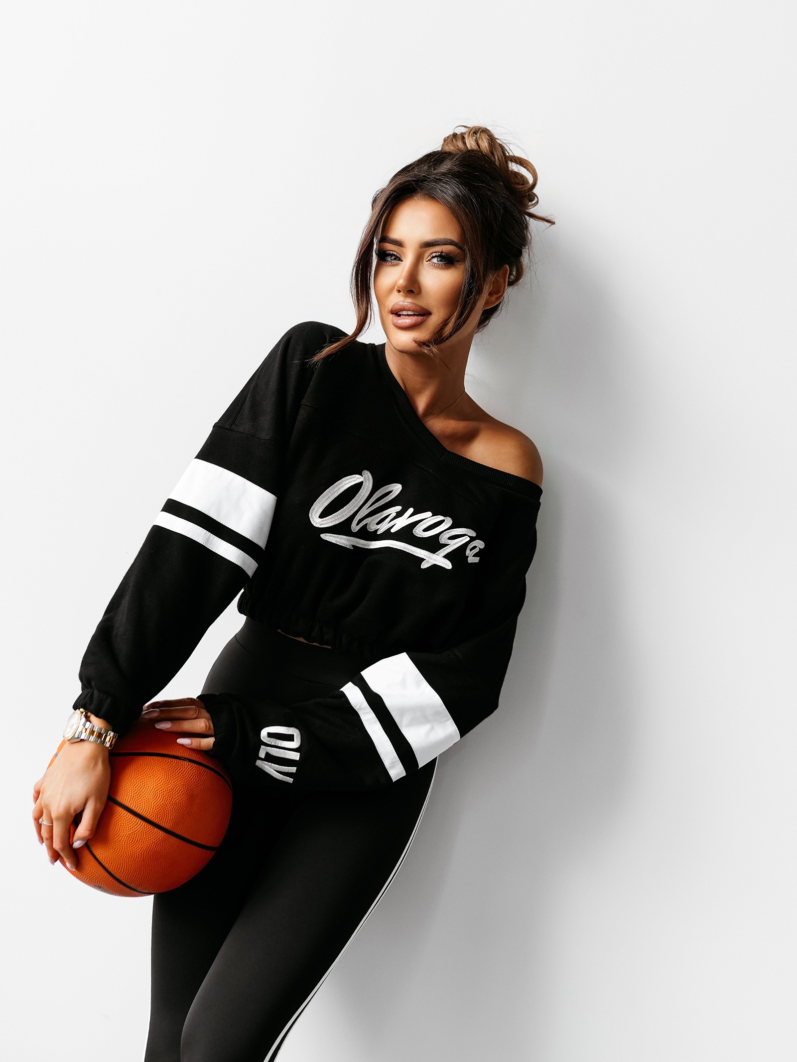 Bluza krótka KIRALI OLAVOGA czarna