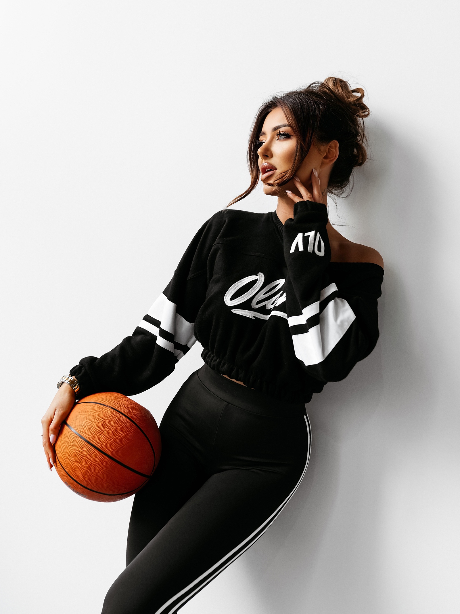 Bluza krótka KIRALI OLAVOGA czarna