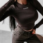 Bluzka przylegająca ATLANTA OLAVOGA czekoladowa