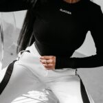 Bluzka przylegająca ATLANTA OLAVOGA czarna