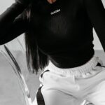 Bluzka przylegająca ATLANTA OLAVOGA czarna