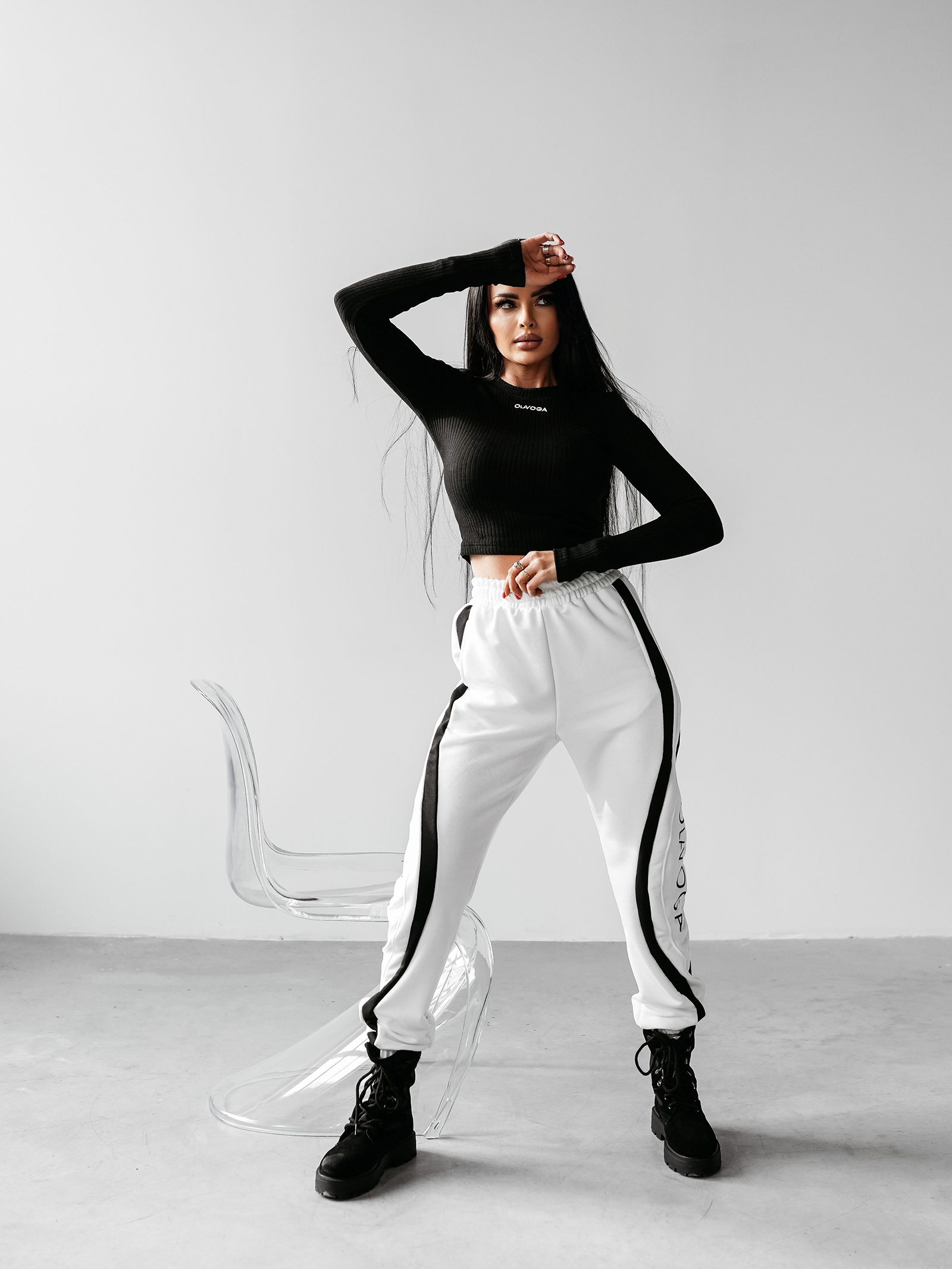 Bluzka przylegająca ATLANTA OLAVOGA czarna