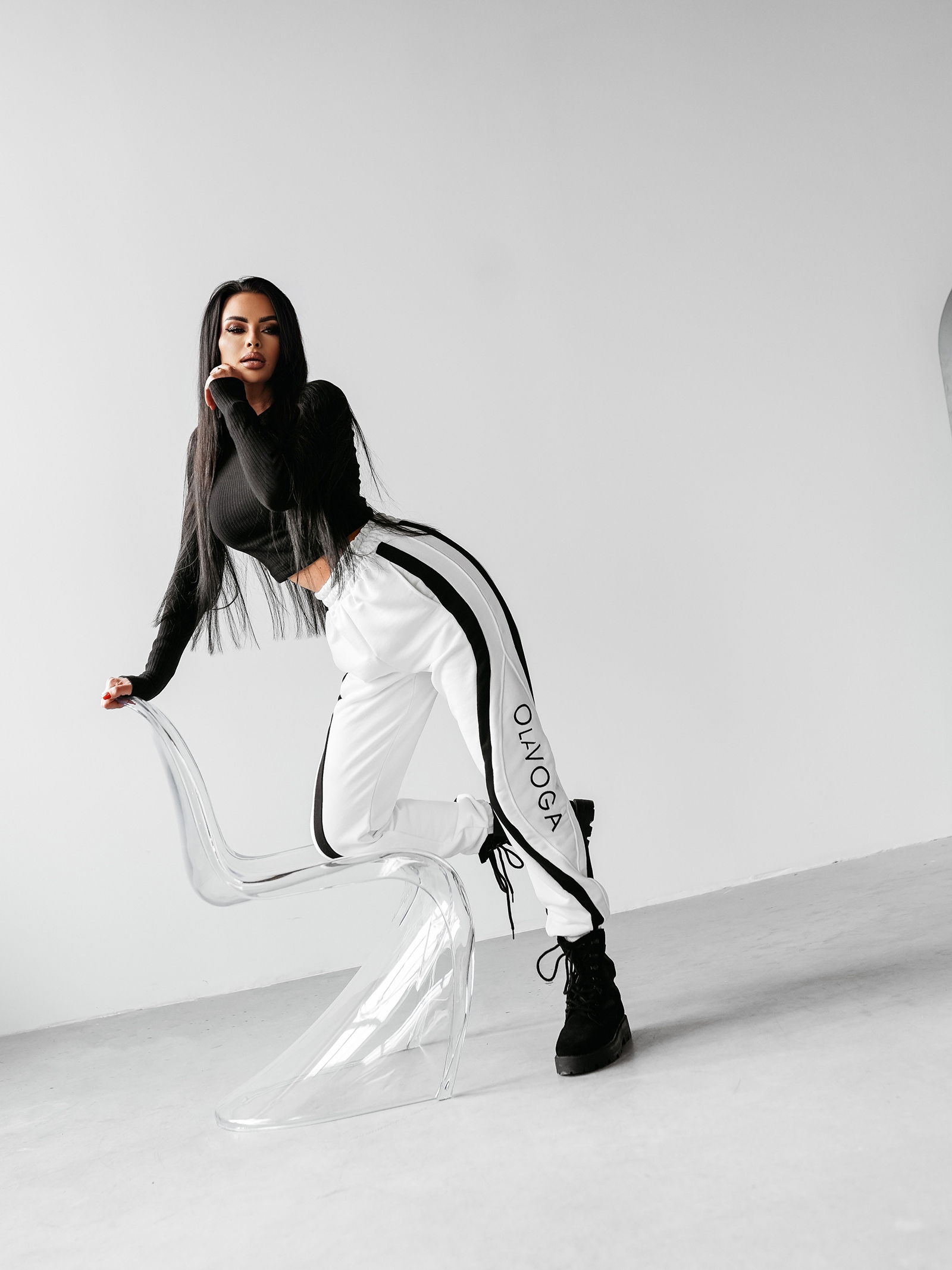 Bluzka przylegająca ATLANTA OLAVOGA czarna