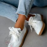 Buty sportowe z perłami Madam Bridge białe