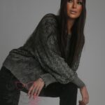 Sweter pleciony z szarpaniami Utto stalowy