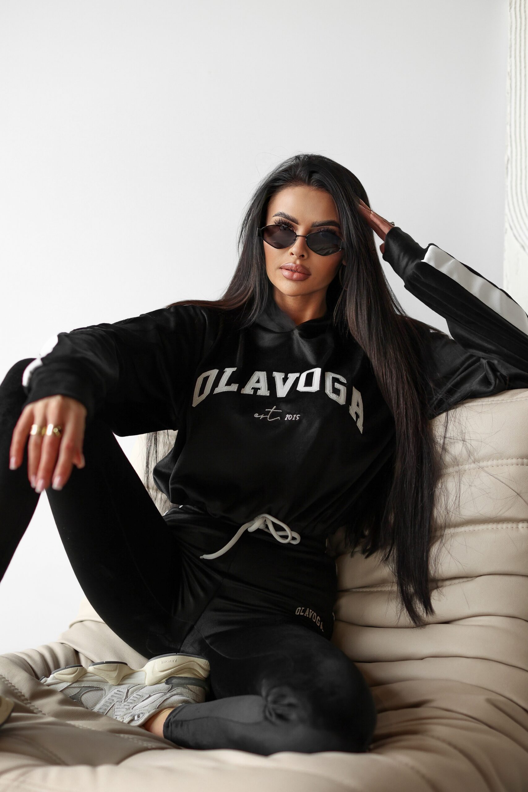 Dres welurowy HANA OLAVOGA czarny Dres welurowy HANA OLAVOGA czarny