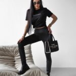 T-shirt bawełniany VIDA OLAVOGA czarny