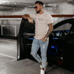 T-shirt męski ze złotym logo GLOW OLAVOGA beżowy