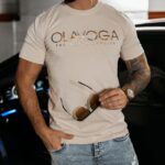 T-shirt męski ze złotym logo GLOW OLAVOGA beżowy
