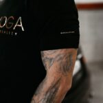 T-shirt męski ze złotym logo GLOW OLAVOGA czarny