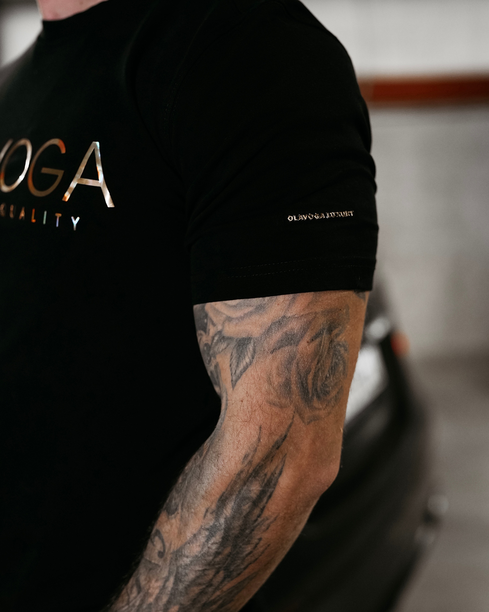 T-shirt męski ze złotym logo GLOW OLAVOGA czarny T-shirt męski ze złotym logo GLOW OLAVOGA czarny