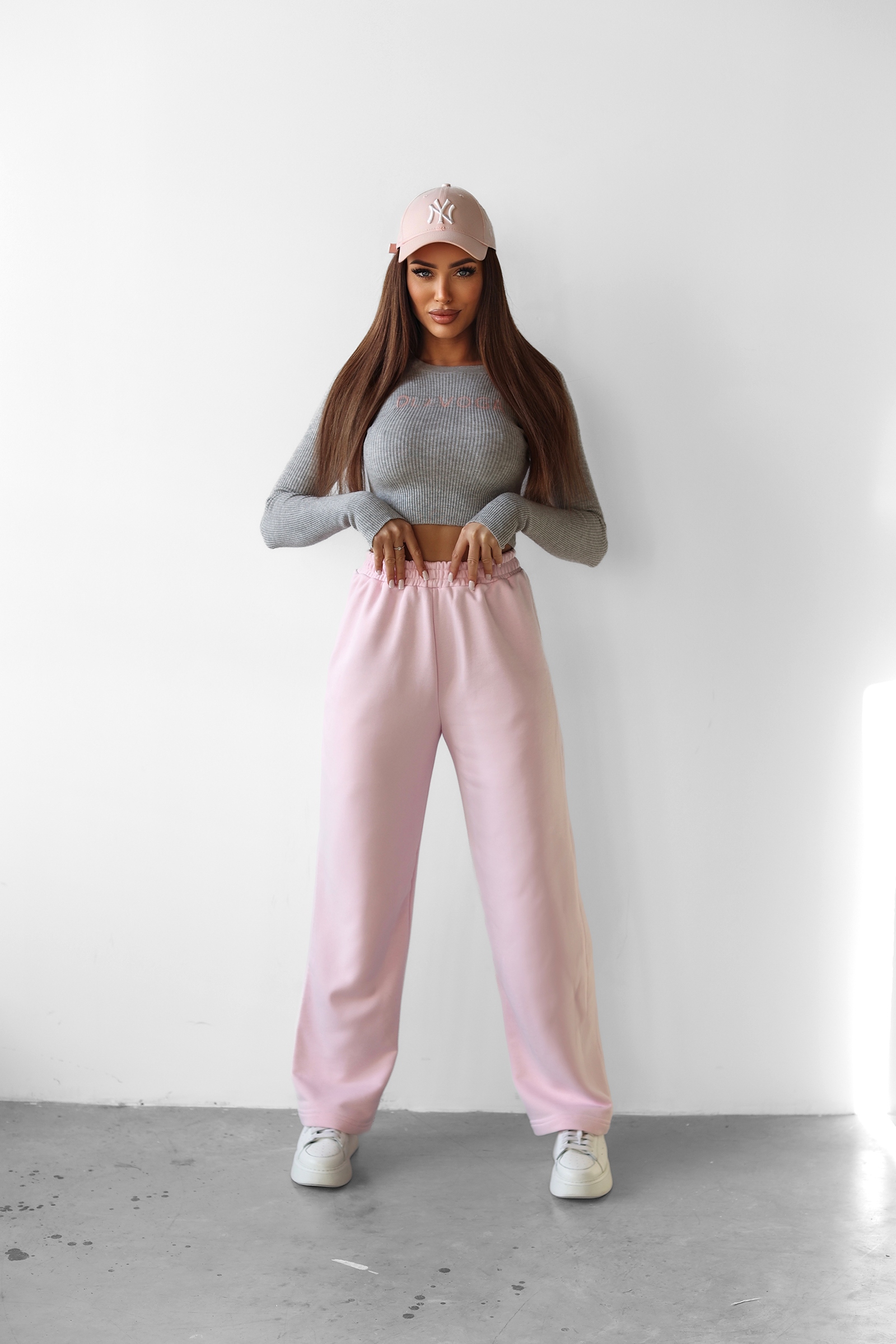 Sweter dopasowany JACQUELINE OLAVOGA szary Sweter dopasowany JACQUELINE OLAVOGA szary