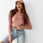 Sweter dopasowany JACQUELINE OLAVOGA pudrowy róż