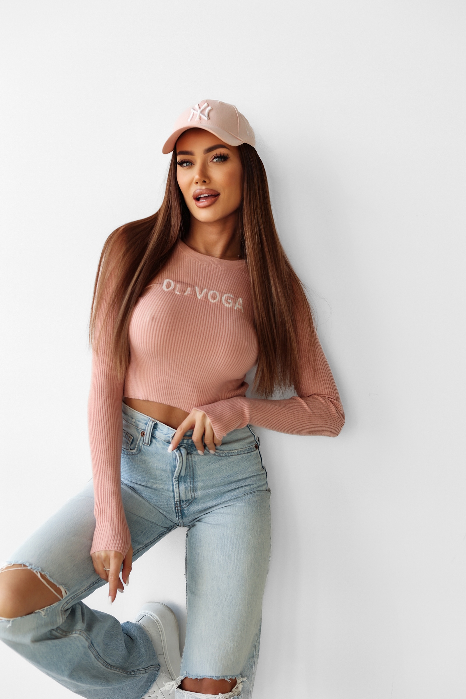 Sweter dopasowany JACQUELINE OLAVOGA pudrowy róż