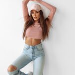 Sweter dopasowany JACQUELINE OLAVOGA pudrowy róż