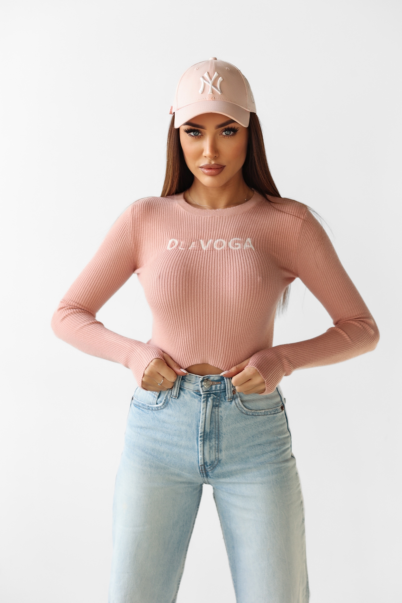 Sweter dopasowany JACQUELINE OLAVOGA pudrowy róż