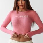 Sweter dopasowany JACQUELINE OLAVOGA róż