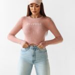 Sweter dopasowany JACQUELINE OLAVOGA pudrowy róż