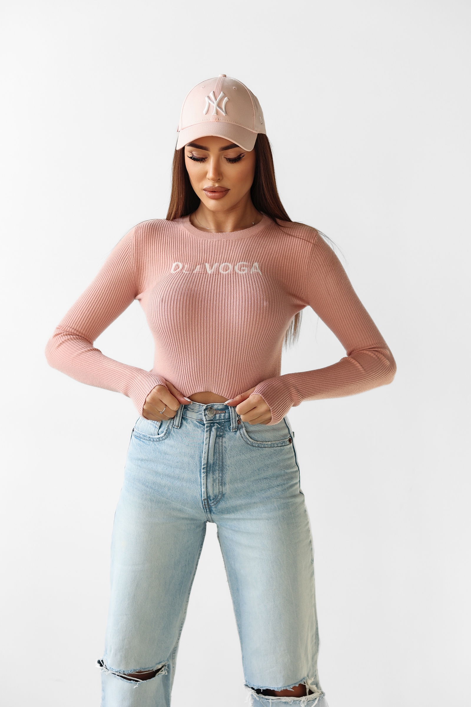 Sweter dopasowany JACQUELINE OLAVOGA pudrowy róż