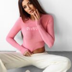 Sweter dopasowany JACQUELINE OLAVOGA róż