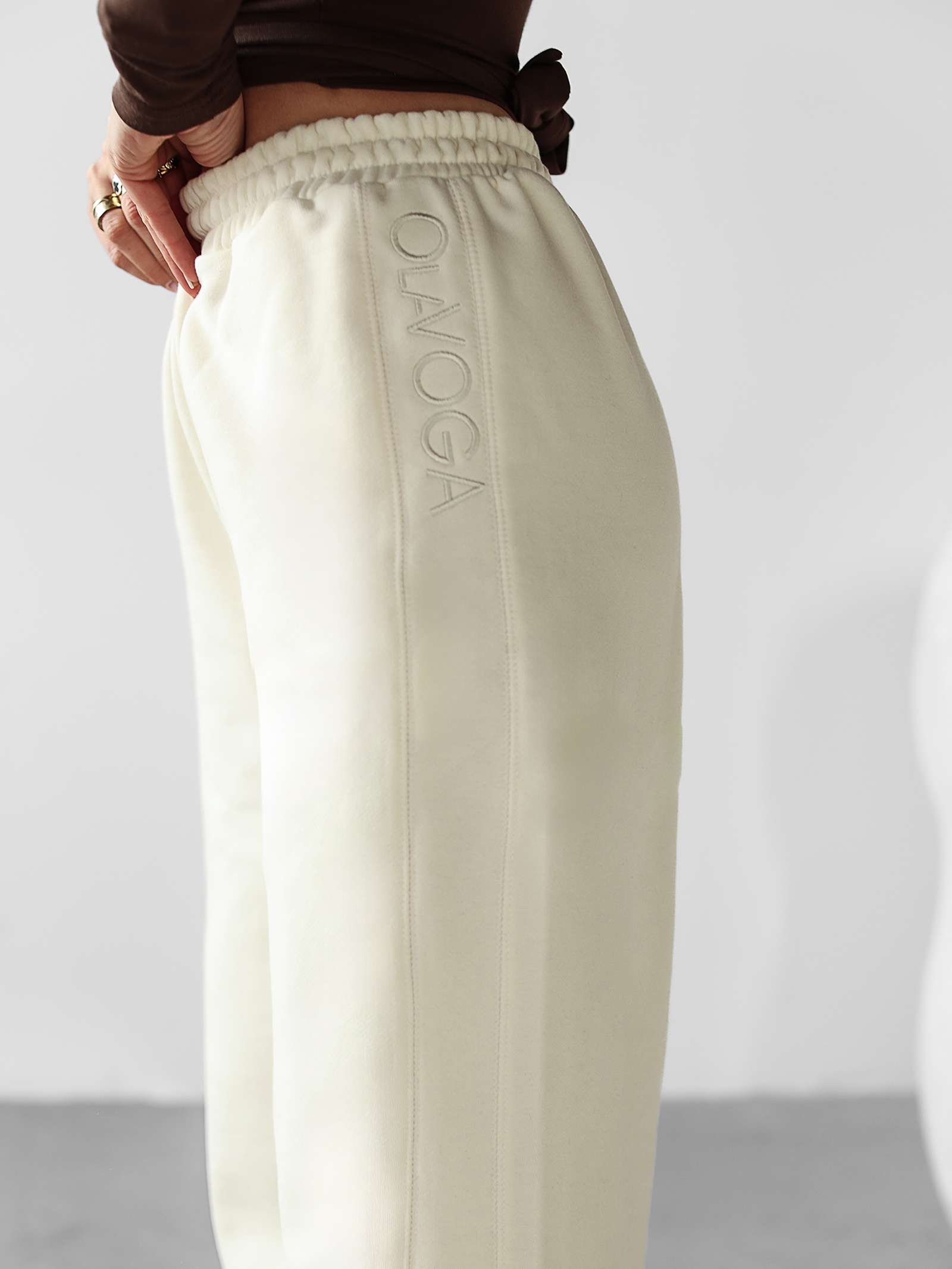 Spodnie sportowe bawełniane HOYO OLAVOGA ecru