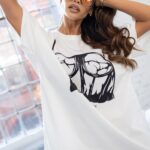 T-shirt oversize z nadrukiem MC Corset biały