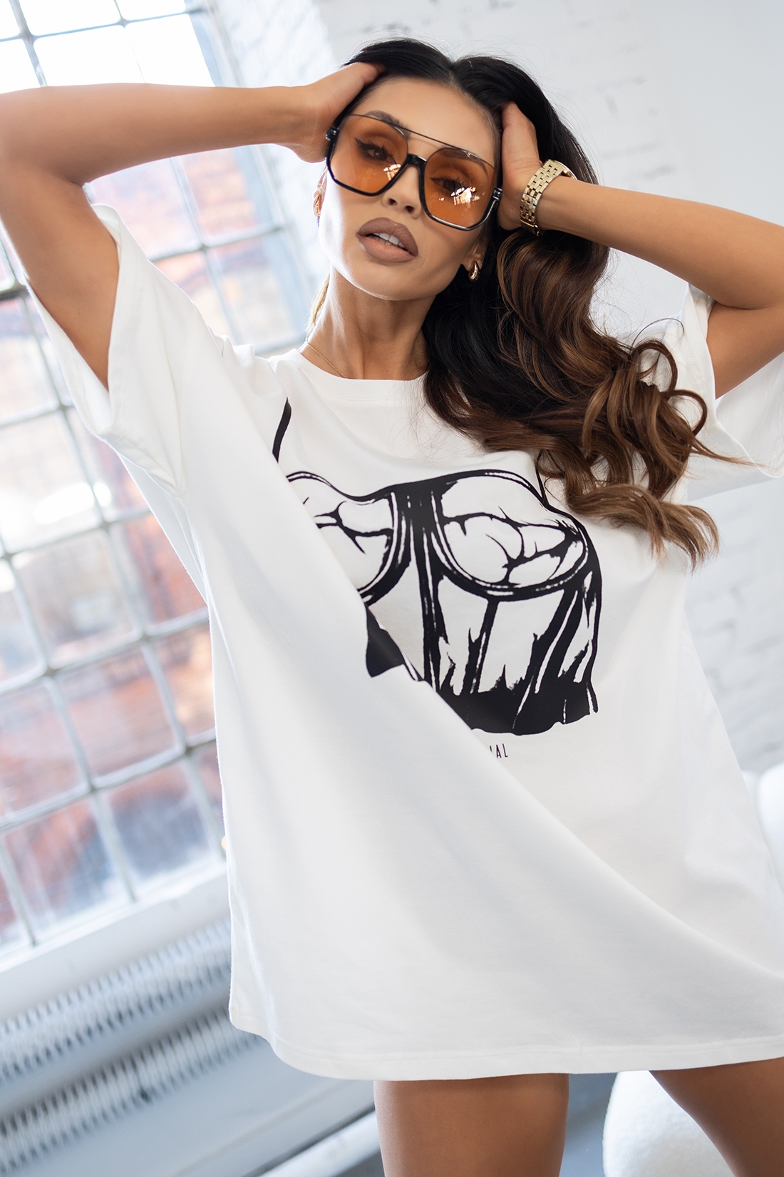 T-shirt oversize z nadrukiem MC Corset biały T-shirt oversize z nadrukiem MC Corset biały