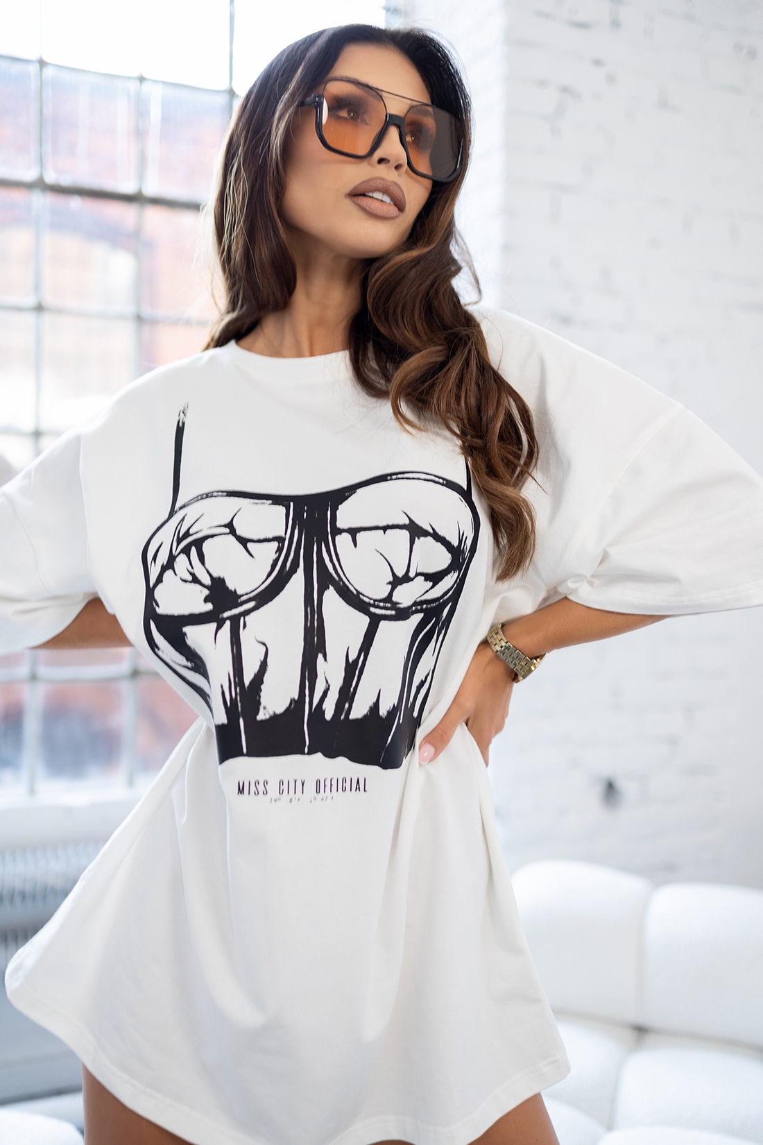 T-shirt oversize z nadrukiem MC Corset biały